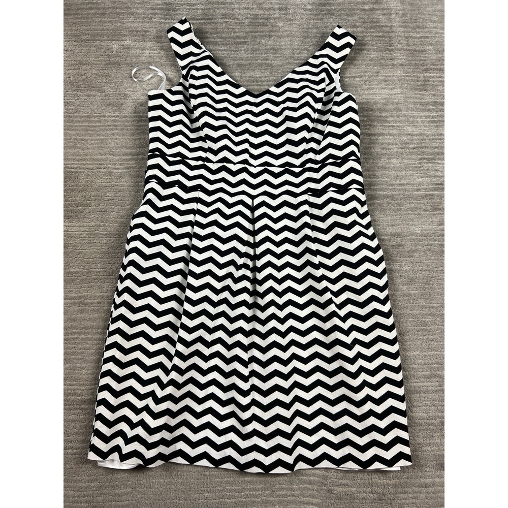 White House Black Market Dress Womens 14 Black & White Zig Zag Striped Sheath